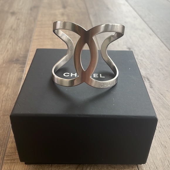 CHANEL Jewelry - CHANEL silver tone interlocking CC cuff bracelet Full Set